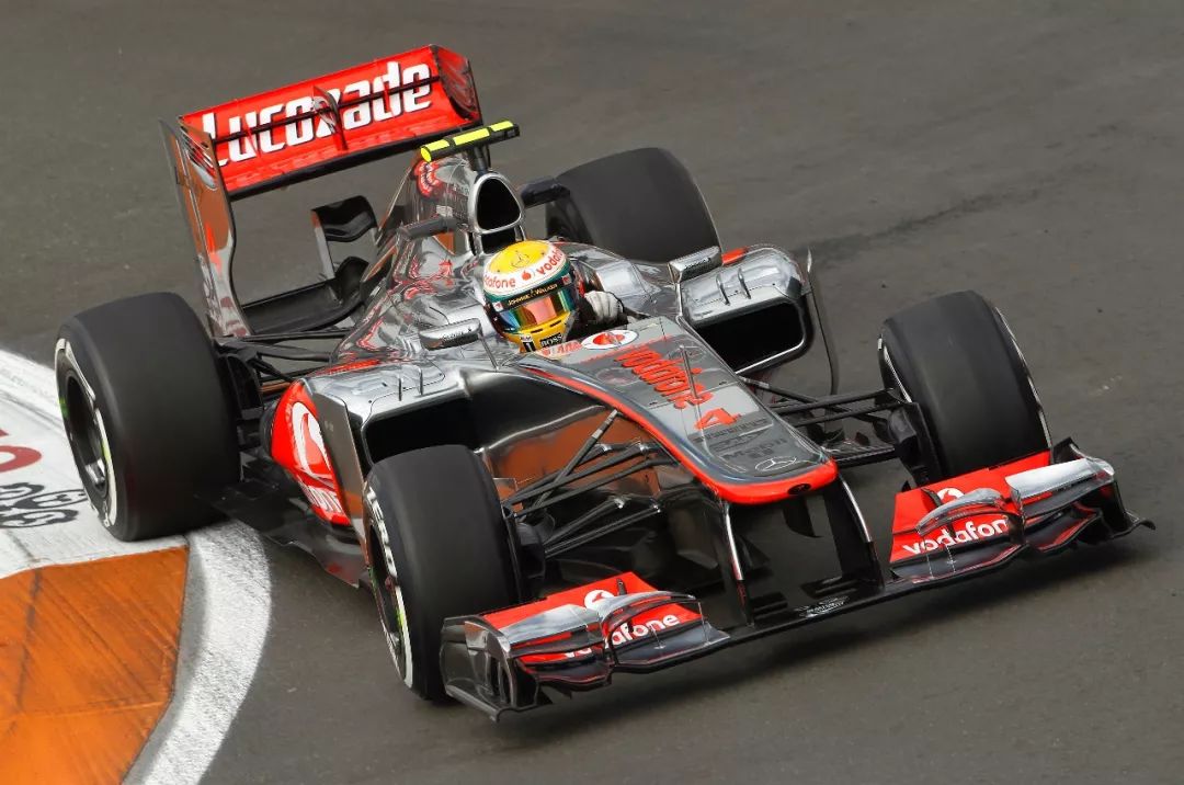 开云官网-迈凯伦鏖战索伯车队，阿隆索统治全场